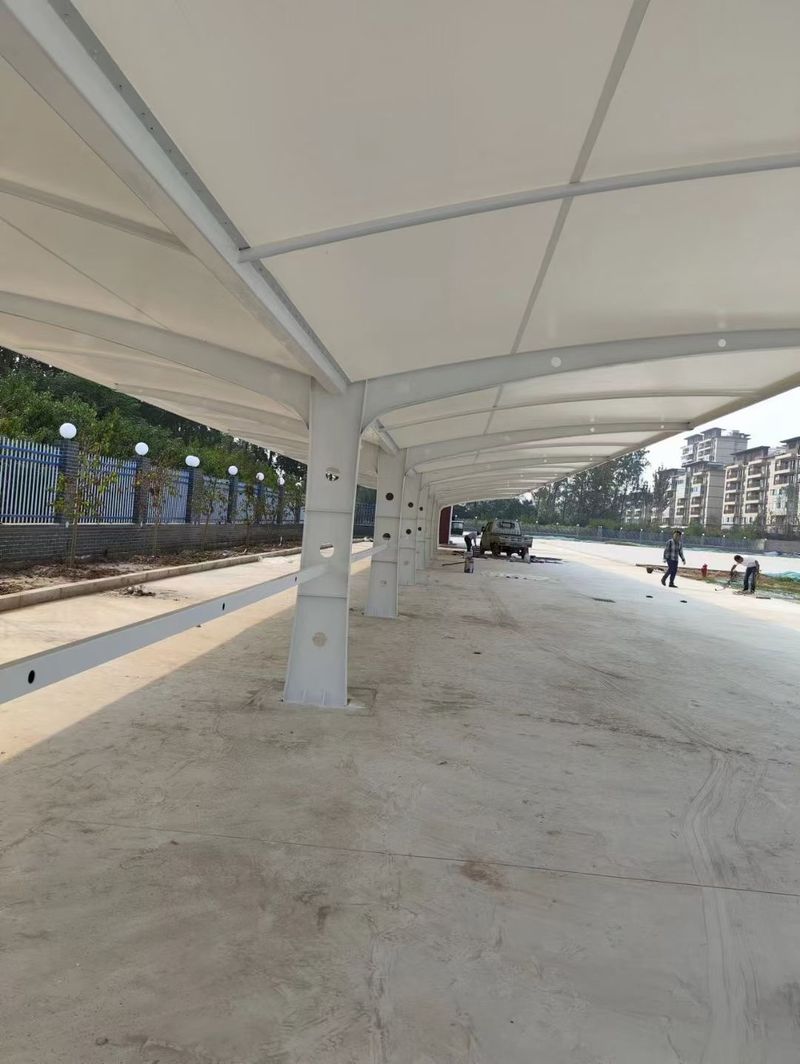 尚泉廣場(chǎng)三個(gè)小帽口，汽車充電樁車棚順利完工